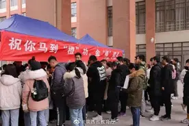陕科大给考研学子赠送暖心礼包图片