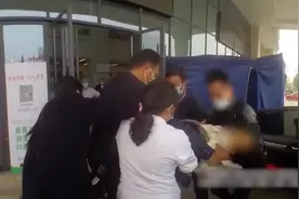 孕妇在车内分娩，民警一路开道紧急送医视频封面