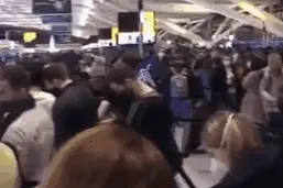 多国因变异病毒禁英航班，伦敦希思罗机场陷入混乱图片