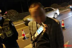 一人醉驾，同车朋友互换座位还包庇，全部遭起图片