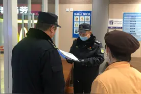城管开展疫情防控措施检查，南站庆丰包子铺一天只有7个扫码记录图片