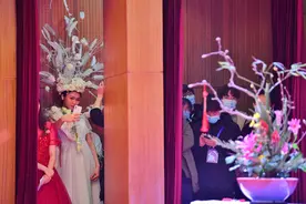 首场插花花艺职业技能国家级赛事闭幕，师生同场展示插花技艺图片