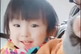 单亲爸爸带2岁女儿在青岛跑运输，网友：看了让人心疼…图片