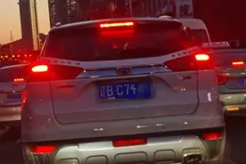 大连街头这一车主真大胆，将车牌上的1改成了4图片