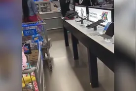 美国两名女子为争夺一台PS5游戏机在超市内大打出手图片