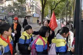 26名司机把公交车开成“校巴”图片