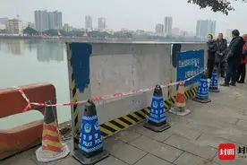 四川德阳新手司机驾车坠入旌湖 市民跳水陪伴，大叔驾船救援图片