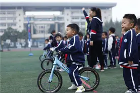 成都棠外：徘徊在十字路口图片