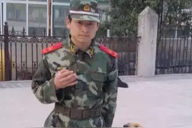 成功搜救出9名受困群众后，8年军龄的搜救犬光荣退役图片