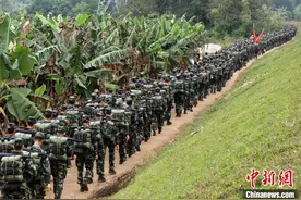 武警海南省总队新兵团野营拉练助力新兵“破茧成蝶”图片