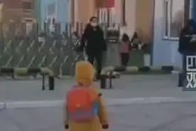 萌娃迈小碎步进幼儿园急坏门卫大叔图片