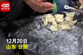 高校男生用啤酒瓶擀皮在宿舍包饺子，带到餐厅煮熟吃，网友：带手艺上学图片