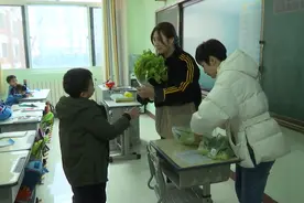 125秒 | 临沂市90后女老师给学生发蔬菜当“奖品”孩子们纷纷当起“掌勺大厨”图片