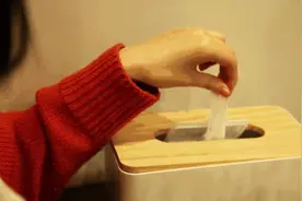 这类纸巾正在“侵害”孩子的身体，有的家长还在成箱买图片