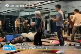 左右手一手一根！武汉87岁白发奶奶健身房狂甩战绳成明星视频封面