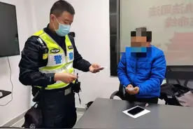 饿了么骑手被催单不配合交警执法冲卡，次日被罚五百全网拉黑图片