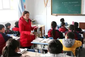 发现学生迟到，老师一个举动救两人图片