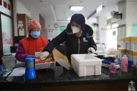 大连“硬核大妈”又来“喊话”啦！这回有“助手”图片