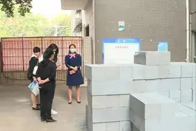 柳州一租户装修，4吨砖块搬进屋，楼下邻居心慌慌……图片