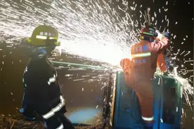 老人深夜坠河，男子见义勇为后发现救的是自己父亲视频封面