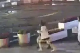 想当网红？男子凌晨街头扮"绿脸"鬼吓人 2名95后女孩报警了视频封面