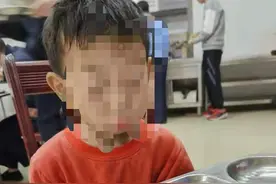 “警察同志，我捡到一个小男孩”图片