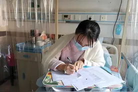 女生高考前患罕见病：医院病床上备战明年高考，全班同学轮流为她整理笔记图片