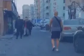 是个狠人！吉林大爷零下21度穿背心短裤漫步街头，路人驻足围观图片