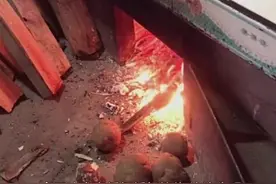 东北72岁奶奶烧柴火直播给网友听，火了！她说：想让大家缓解焦虑图片