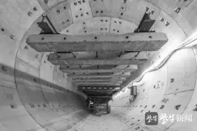 南京地铁7号线真正实现 地铁铺轨全工序无轨化施工图片