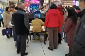 老奶奶商场弹琴走红，网友：年轻时一定是家里的公主视频封面