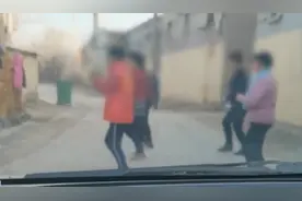 大妈占道跳舞不让车，车主称她们偷笑继续跳，最终无奈绕路图片