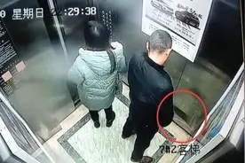 网传男子电梯内小便猥亵同行女子？警方：两人系男女朋友，男子酒后失格图片