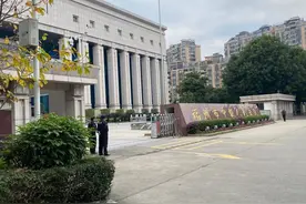 北大吴谢宇弑母案今开庭，舅舅谢天鹰等人参加庭审，其弑母后曾逃亡数年图片