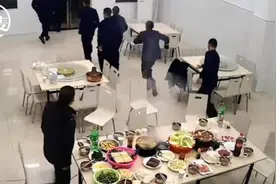火锅吃到一半消防员全跑啦 留下食堂大叔一脸懵图片