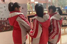 神仙友情！长沙小学生帮偏瘫同学剥糖衣感动百万网友：这样的童年能治愈一生图片