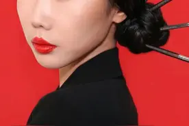 彩妆达人用脸作画，隐身成钟表爬山虎，超越特效的化妆术真实存在图片