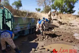 中国赴苏丹维和工兵分队紧急救援友军车辆图片