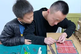 视频｜“牛爸”耗时3个月 拼出儿子学校沙盘模型图片