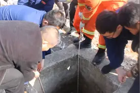 枣庄一50多岁女子掉入10米深井：“我想看看井下面有水吗，一下子掉下去了”图片