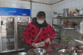 险！水牛失控横冲直闯，乐山民警紧急处置…图片