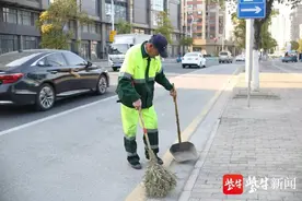 75岁环卫大爷变身“时尚潮男”！网友：颠覆了我的刻板印象图片