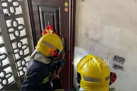 突发！柳州空巢老人家中失火，浓烟不断涌出图片