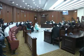 63秒｜销售额上亿！陕西首例回收废旧电瓶“炼铅”案开庭视频封面