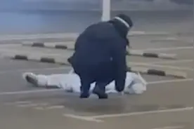心疼！大连一线医护人员累到躺地上休息视频封面