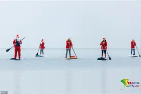 不坐驯鹿拉车！圣诞老人玩转桨板运动图片