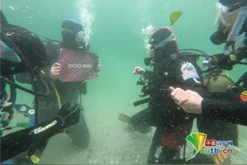 特殊的浪漫！土耳其小伙水下求婚成功图片