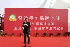 亚洲第一辆网红比利时冰淇淋车落地上海临港，游客排长队拍照打卡图片