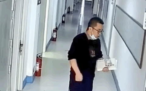 教师进教室前“一秒变脸”：变的是脸，走的是心 | 新京报快评图片