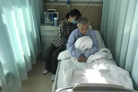 这对孝心姐妹，病房成了她们的课堂图片